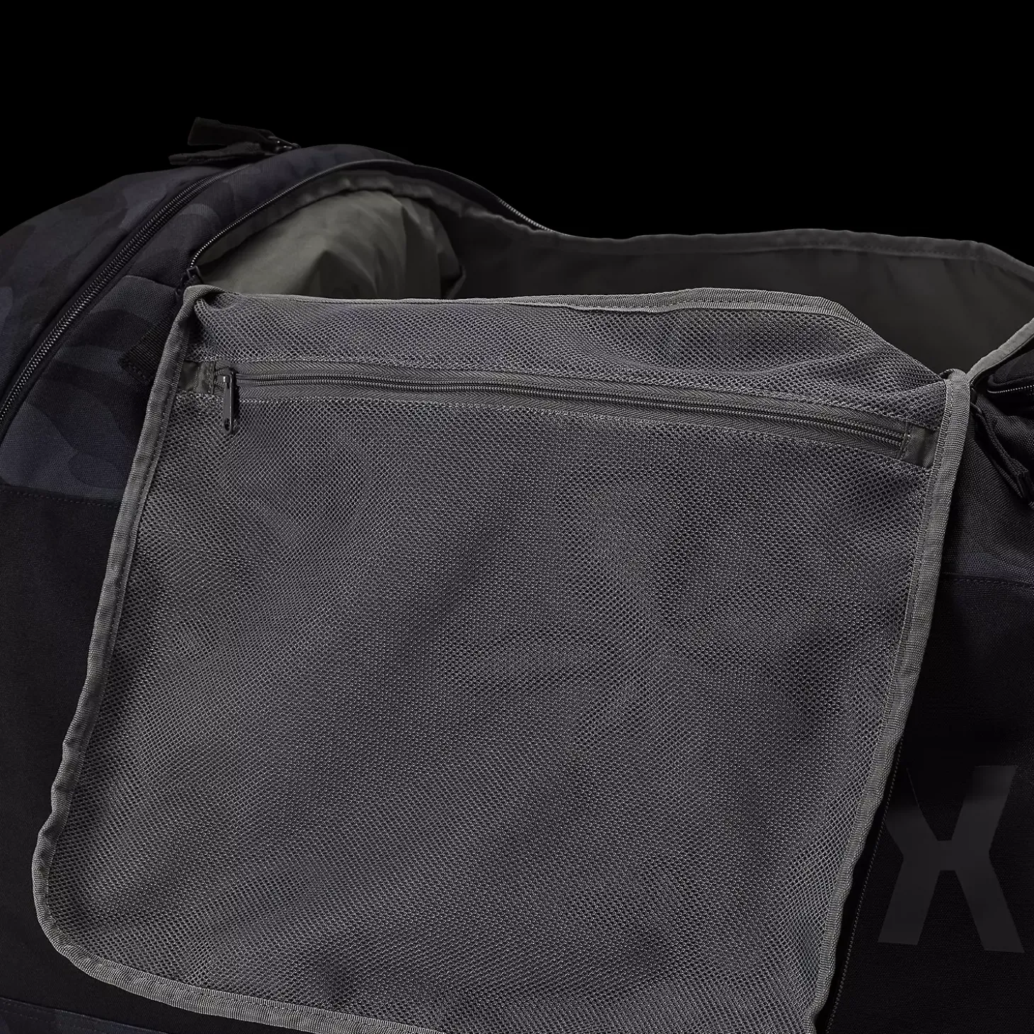 shuttle__black_camo_rolle_6.webp Shuttle 180 Black Camo Roller Bag